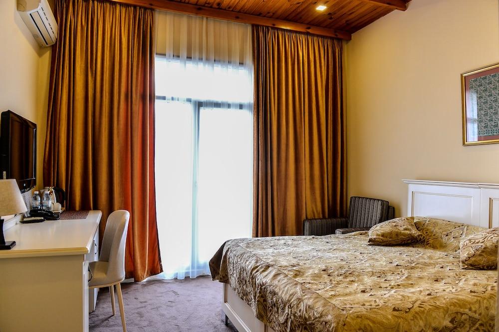 East Legend Hotel Баку Екстериор снимка