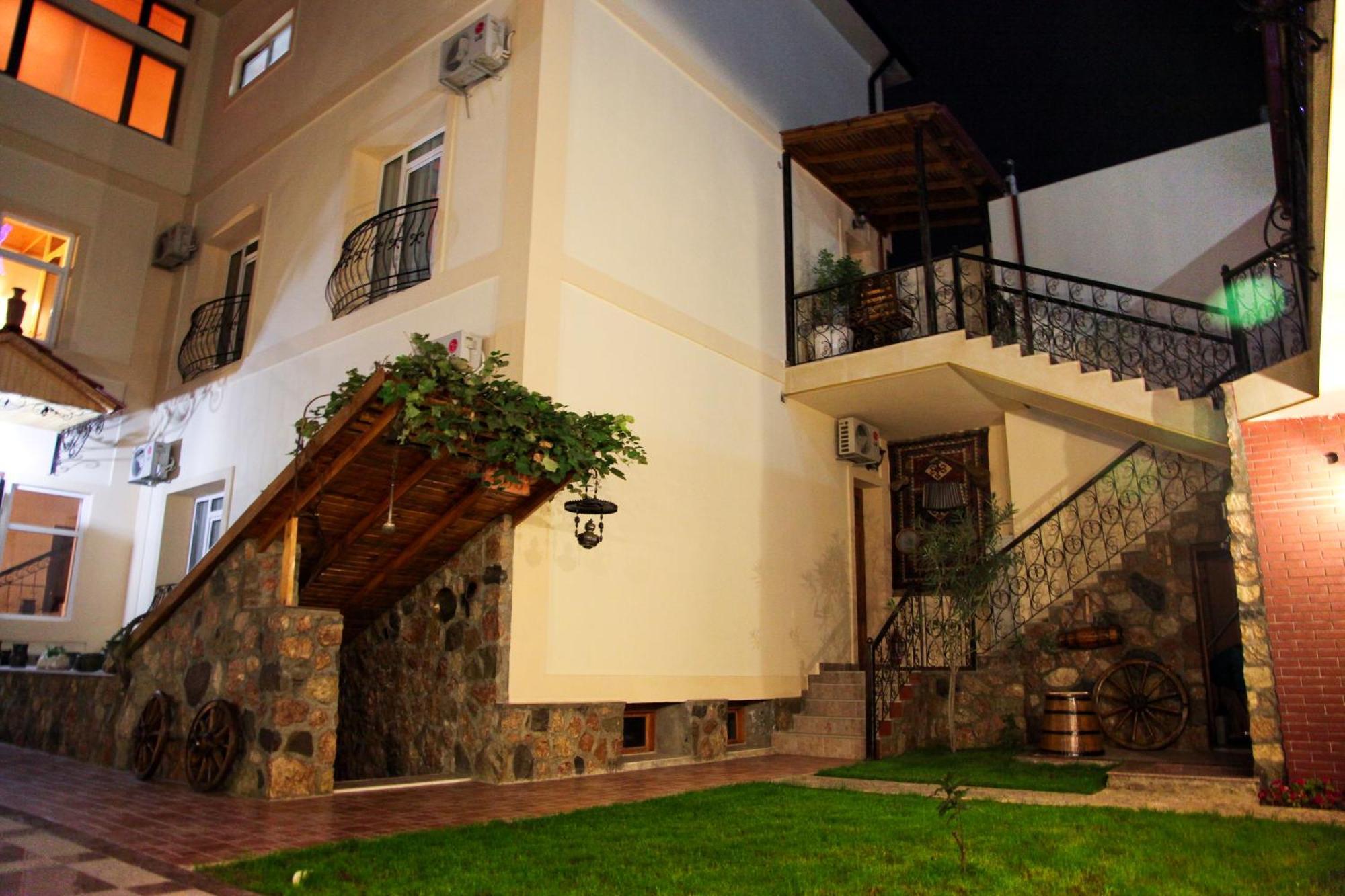 East Legend Hotel Баку Екстериор снимка