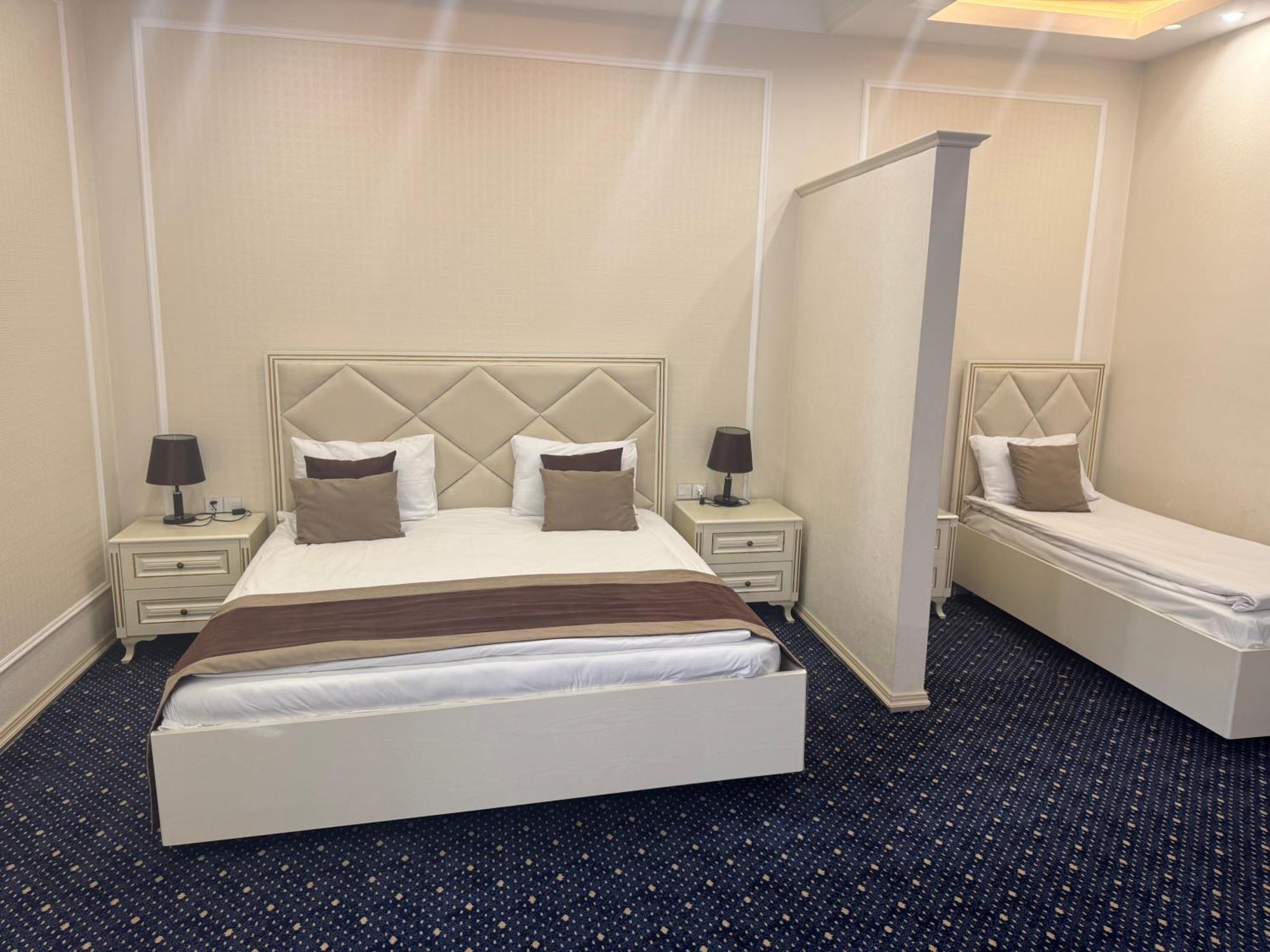 East Legend Hotel Баку Екстериор снимка