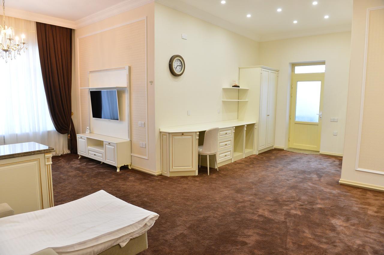 East Legend Hotel Баку Екстериор снимка